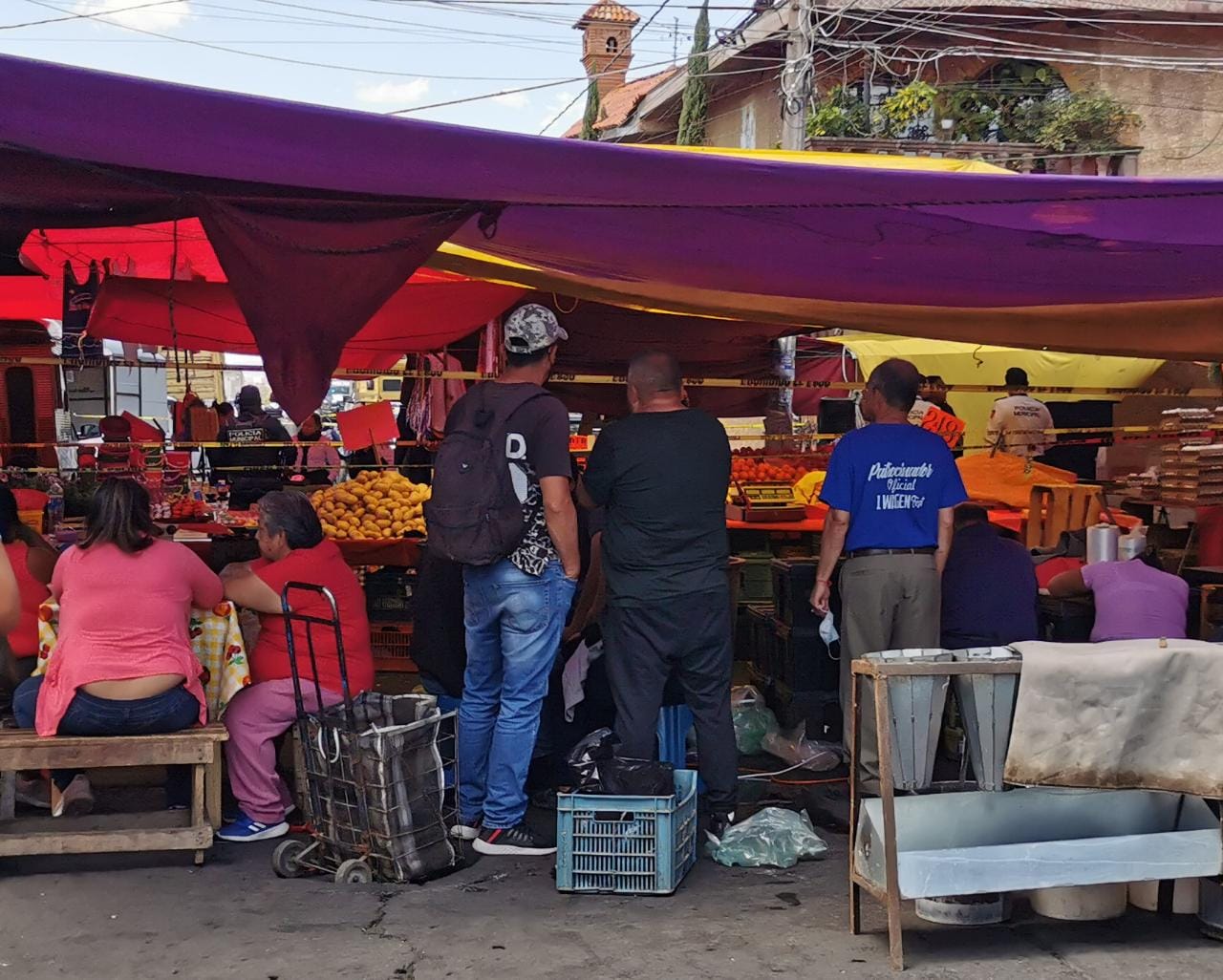 VIDEO | Pseudo comerciantes impiden operativo en el tianguis de Jacarandas, Tlalnepantla