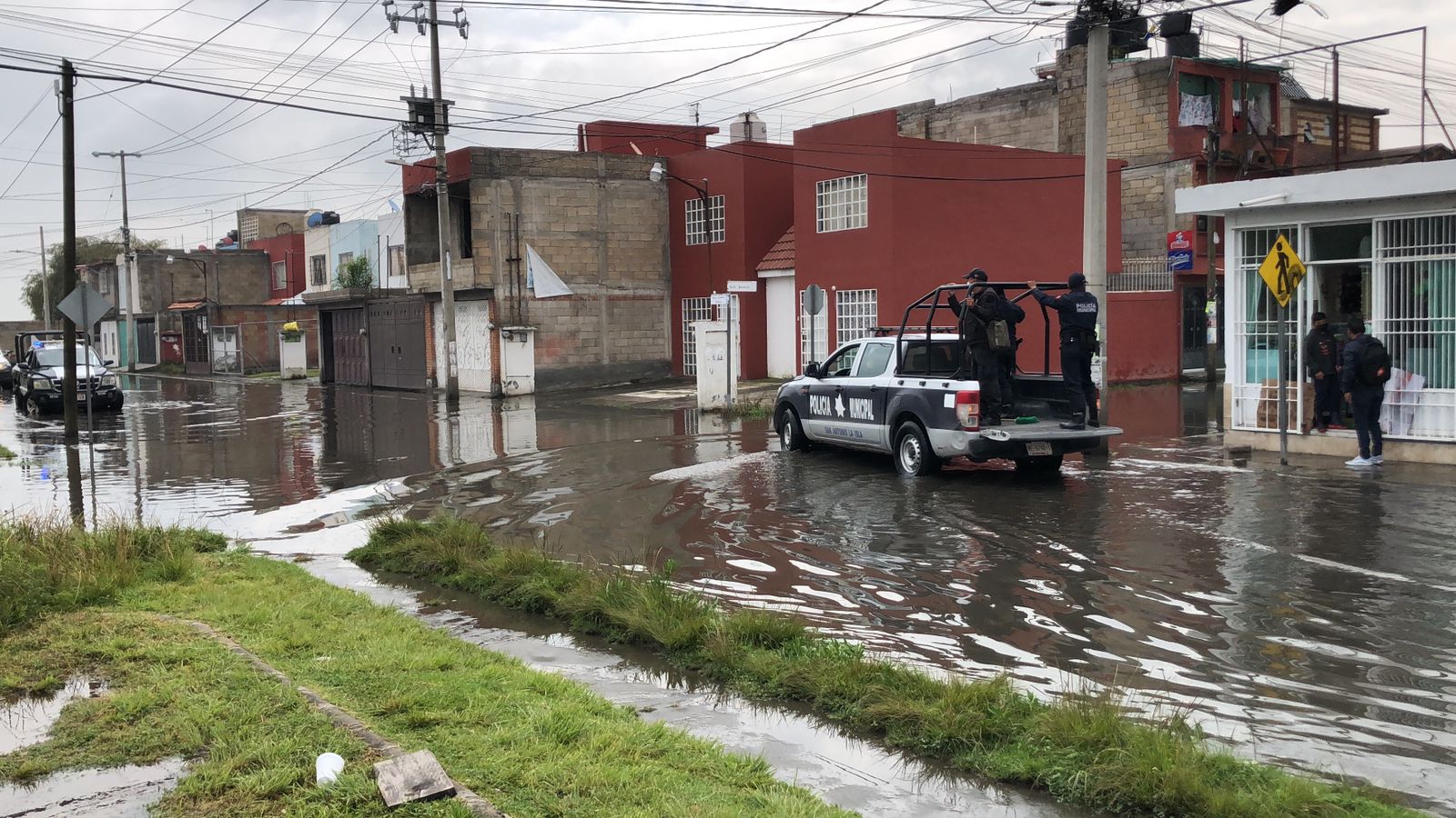 Ex Rancho San Dimas bajo el agua, drenaje se desborda