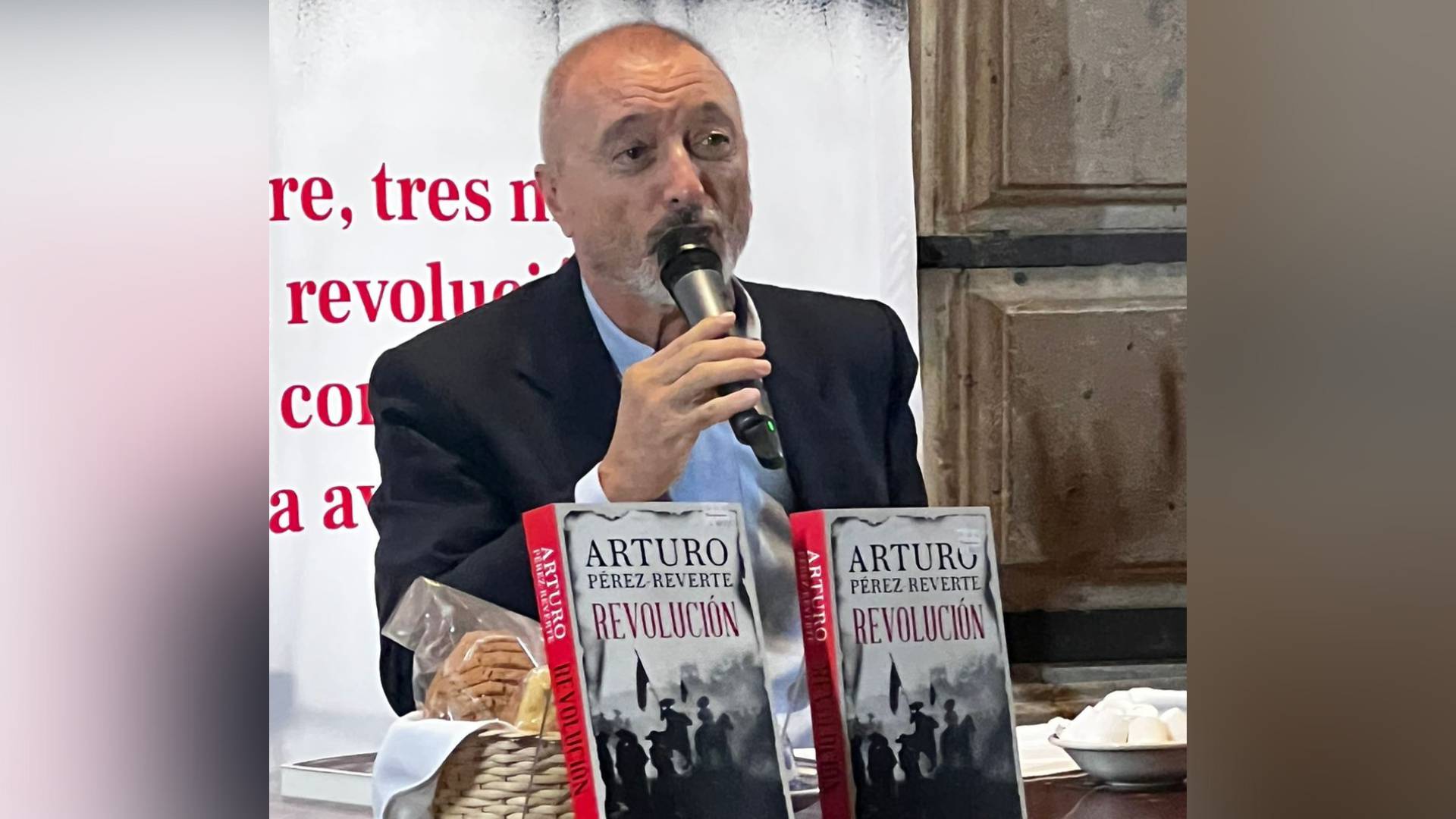 La revolución es necesaria: Arturo Pérez-Reverte