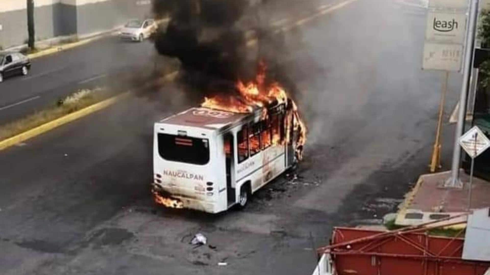 Camión de pasajeros en Naucalpan arde en llamas