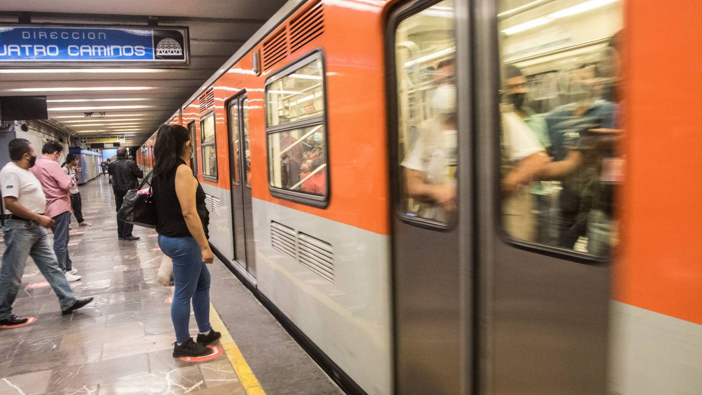 Regreso a clases generó caos en estaciones de la línea 3 del Metro