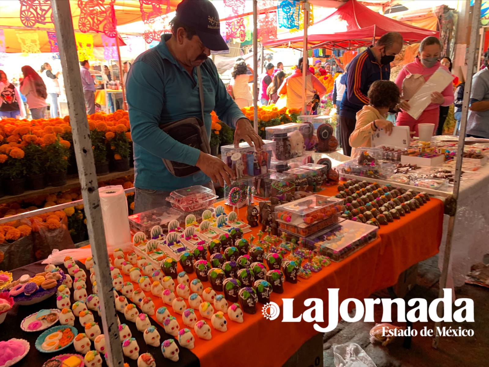 Apresuran las compras por Día de Muertos en Teotihuacán