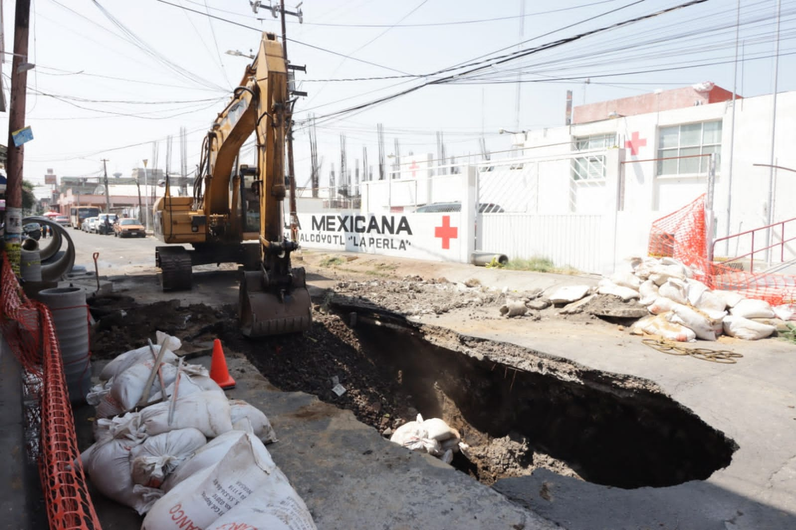 Socavón entorpece servicios de emergencia  en Nezahualcóyotl