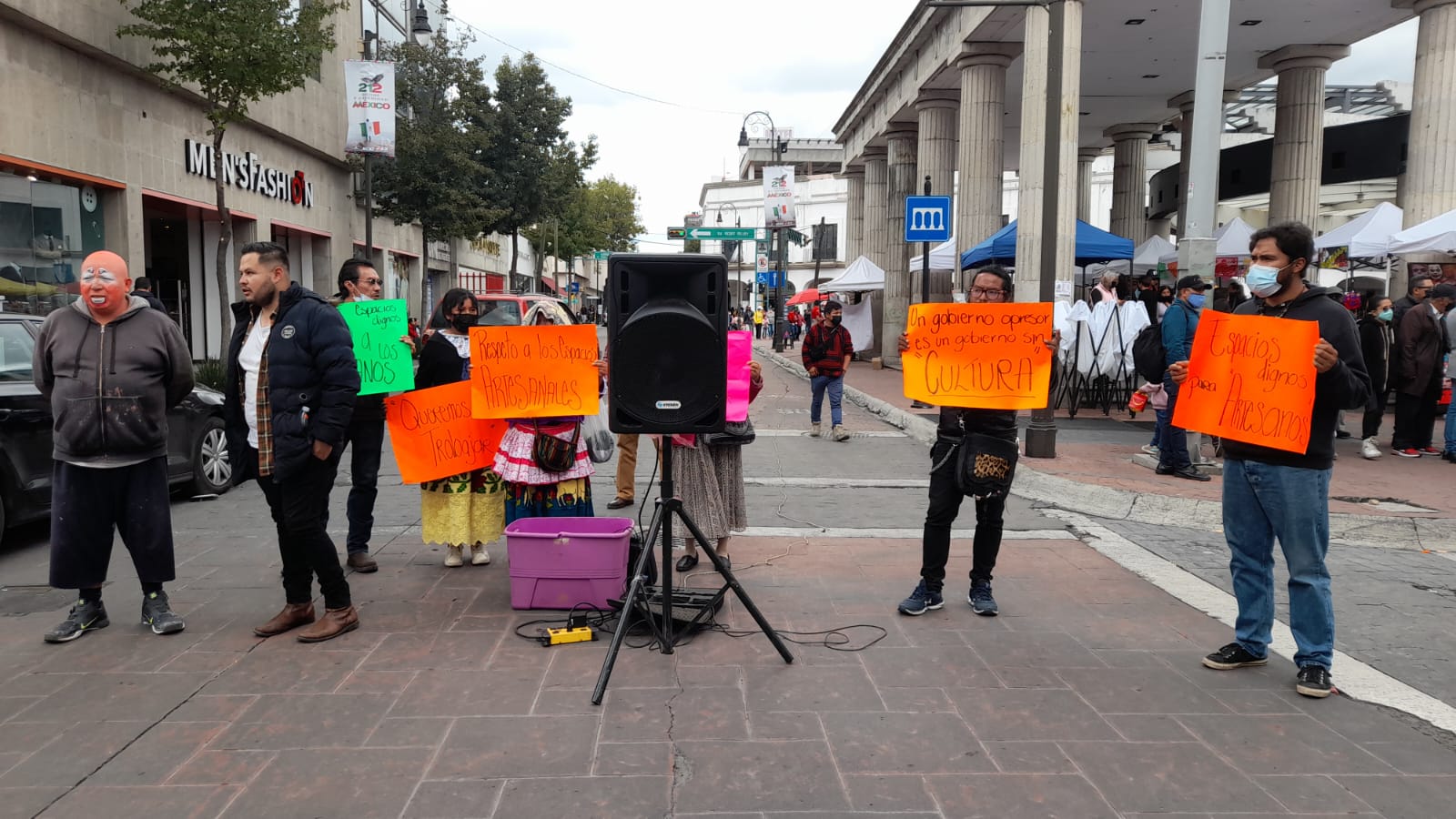 Artesanos se manifiestan por espacios en la Feria del Alfeñique