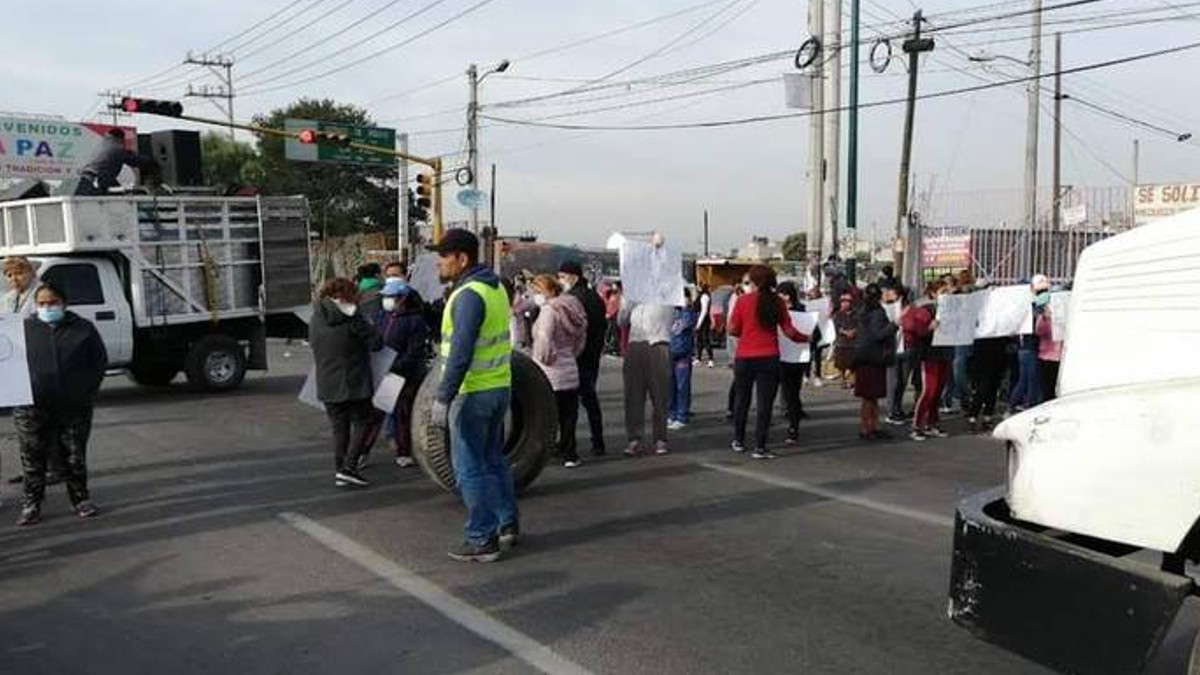 Vecinos bloquean la México-Texcoco por falta de agua 