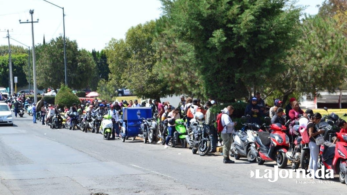 Hacen largas filas por censo municipal de motos en Coacalco