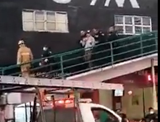 hombre que pretendía saltar de un puente peatonal