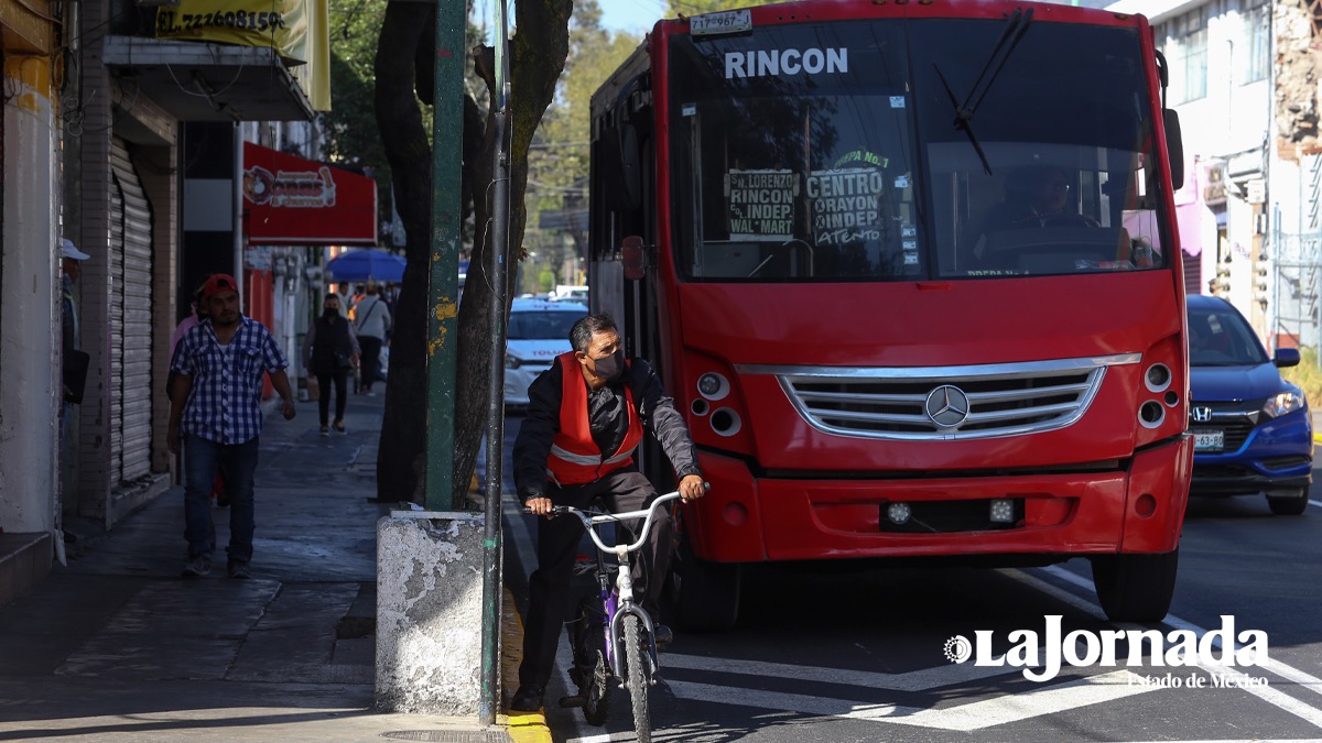 Ciclistas denuncian que los dejaron fuera de la señalización en el pavimento en Toluca