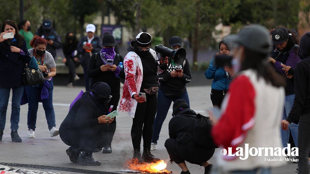 Colectivas feministas radicales marchan en Toluca