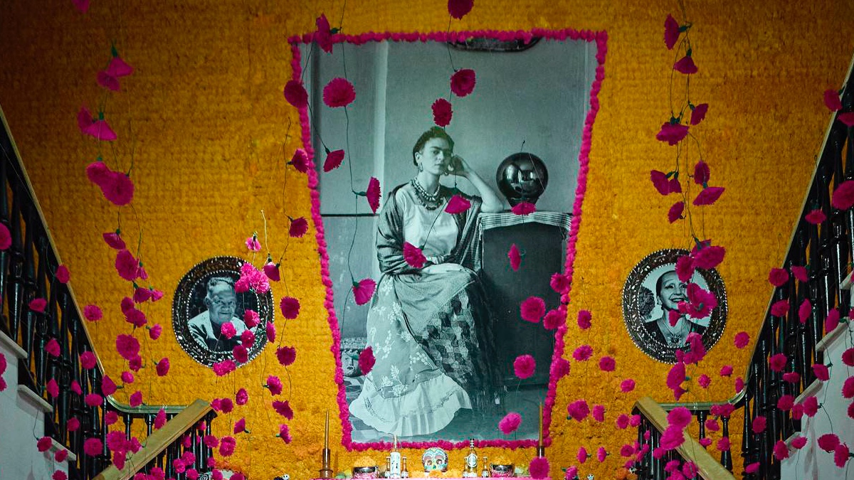 Dedican mega altar de muertos a Frida Kahlo en Madrid