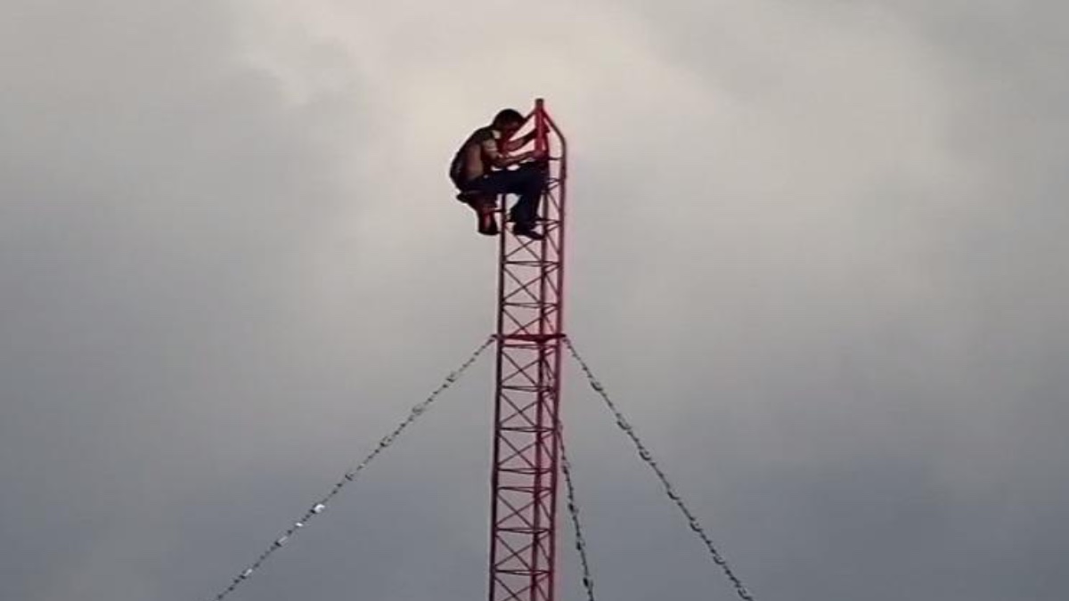 Hombre se cuelga de las antenas de Radio Mexiquense en Tultitlán