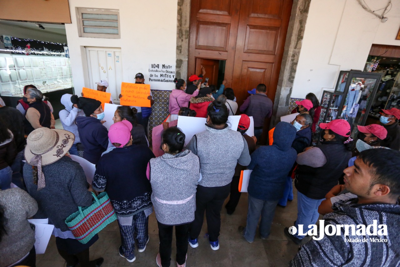 Manifestaciones para exigir a la Arquidiócesis de Toluca destitución de sacerdote continúan