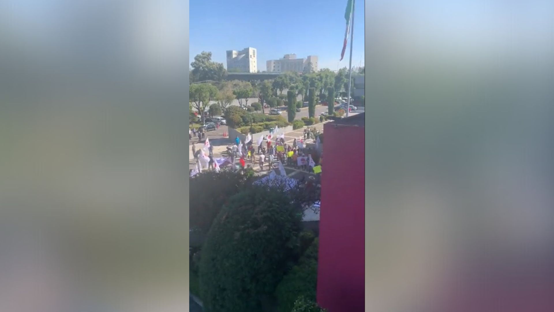 Manifestantes ingresan a las oficinas del INE