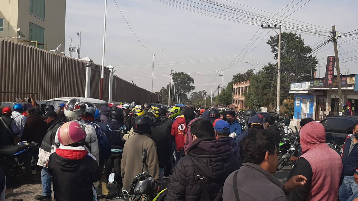 Mototaxistas exigen el cese de extorsiones procedentes del penal en Texcoco