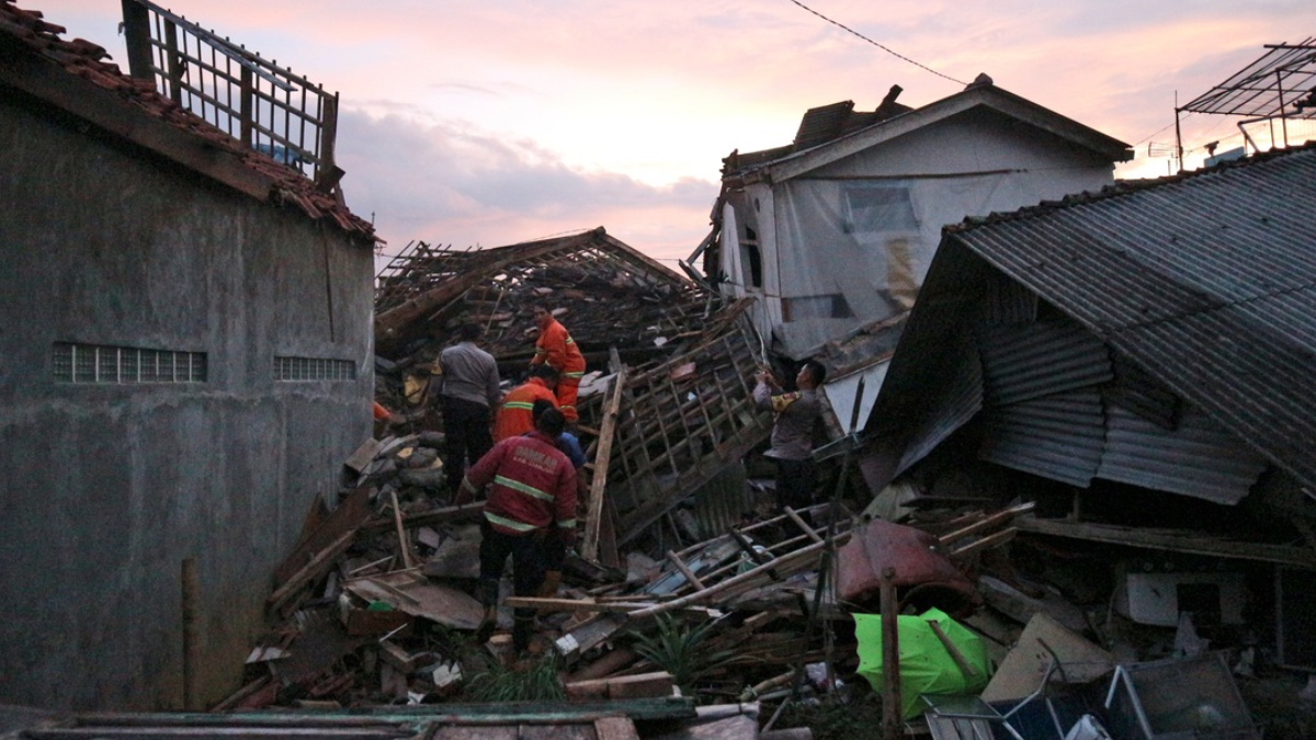 Sismo de 5.6 grados deja más de 50 muertos en Indonesia