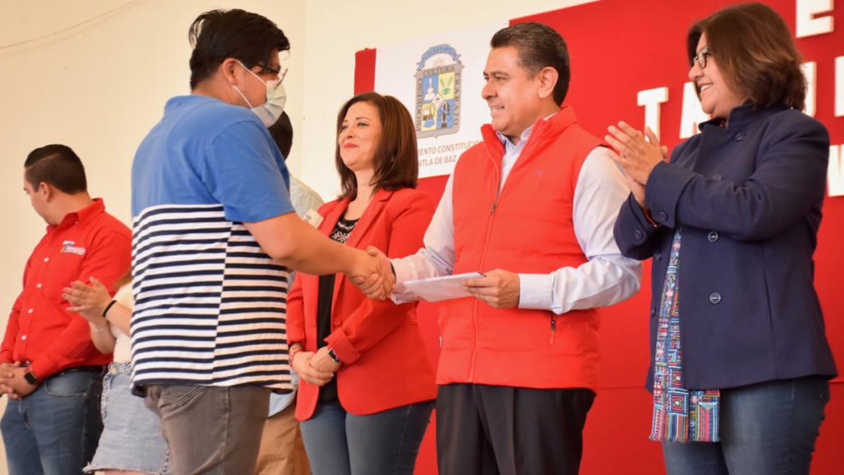 Tony Rodríguez cumple con los estudiantes del programa “Tarjeta Joven”