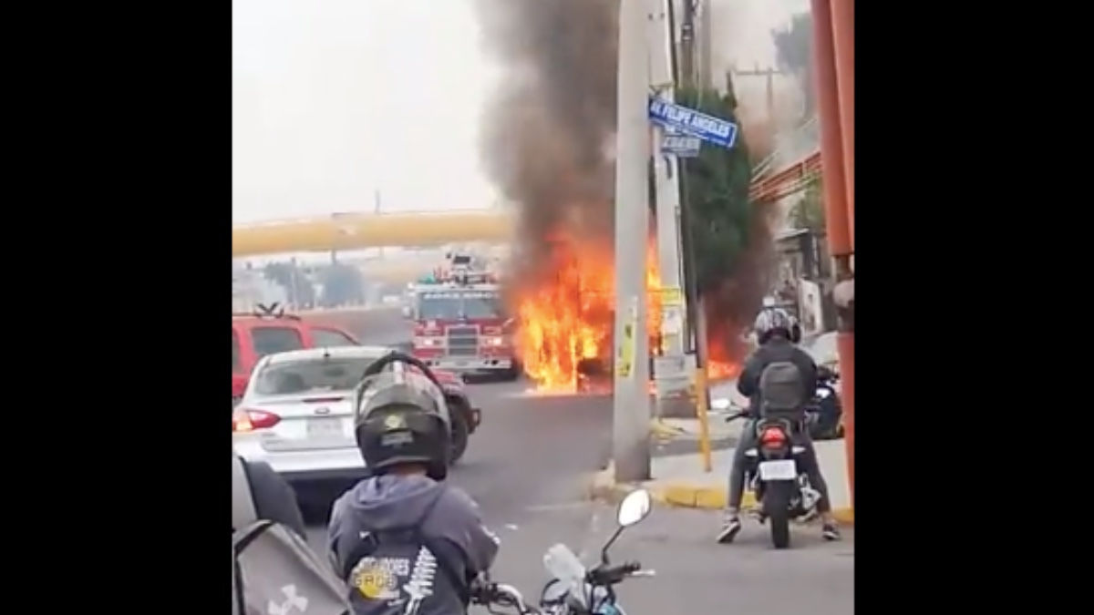 Fuerte incendio de una camioneta se registró en la autopista México-Puebla