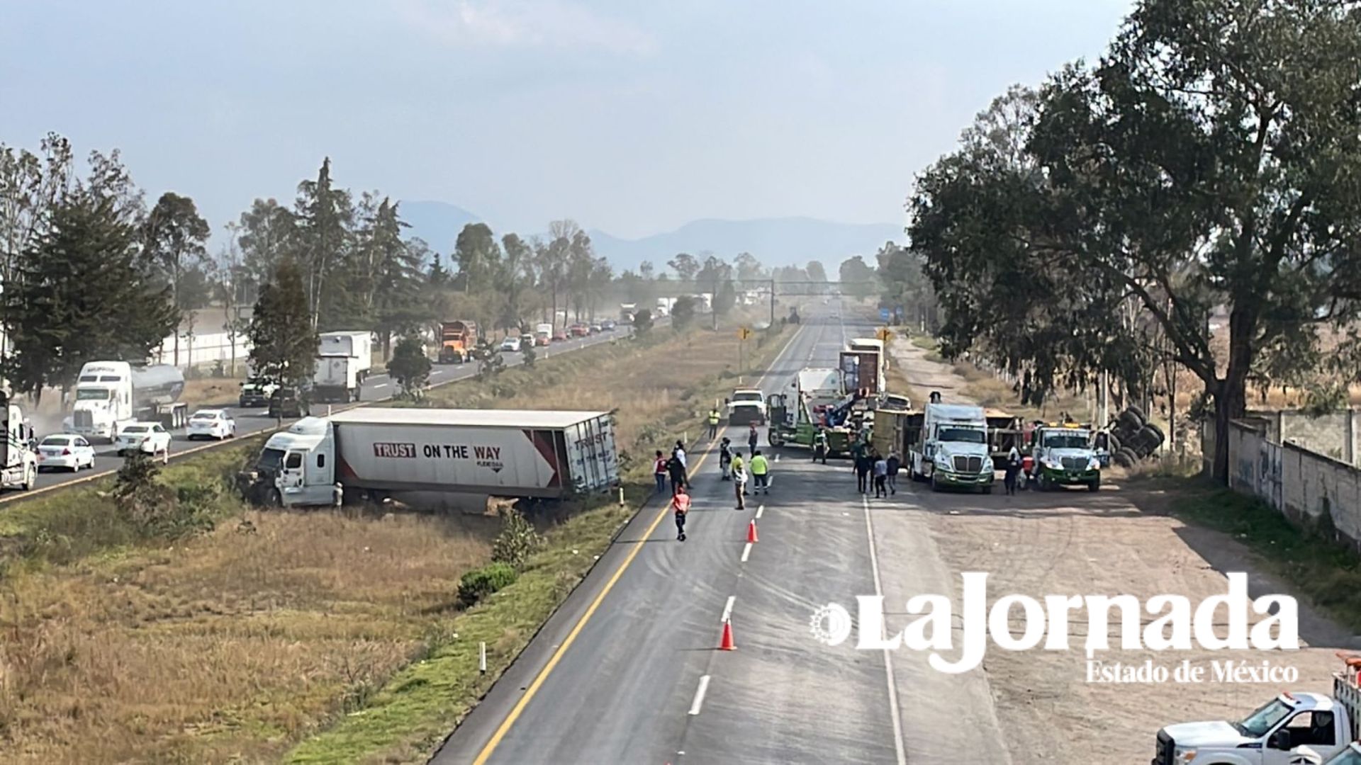 (VIDEO) Material peligroso alerta a los vecinos de la autopista Atlacomulco-Toluca