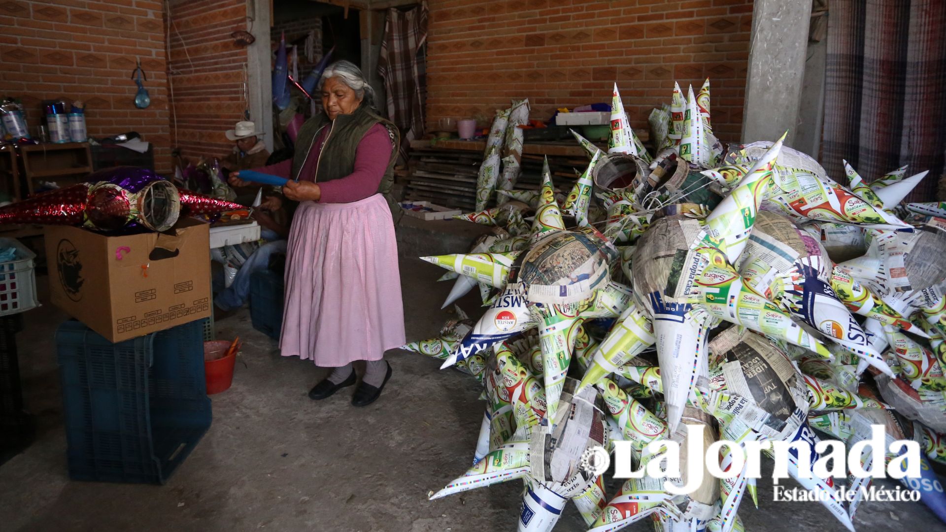 Papel, engrudo y creatividad dan sustento a la Familia Mejía