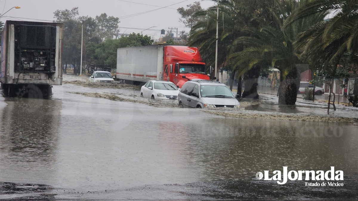 (VIDEO) Fuerte lluvia causa afectaciones en Nezahualcóyotl