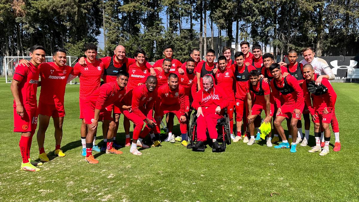 Los Diablos Rojos reciben a aficionado distinguido