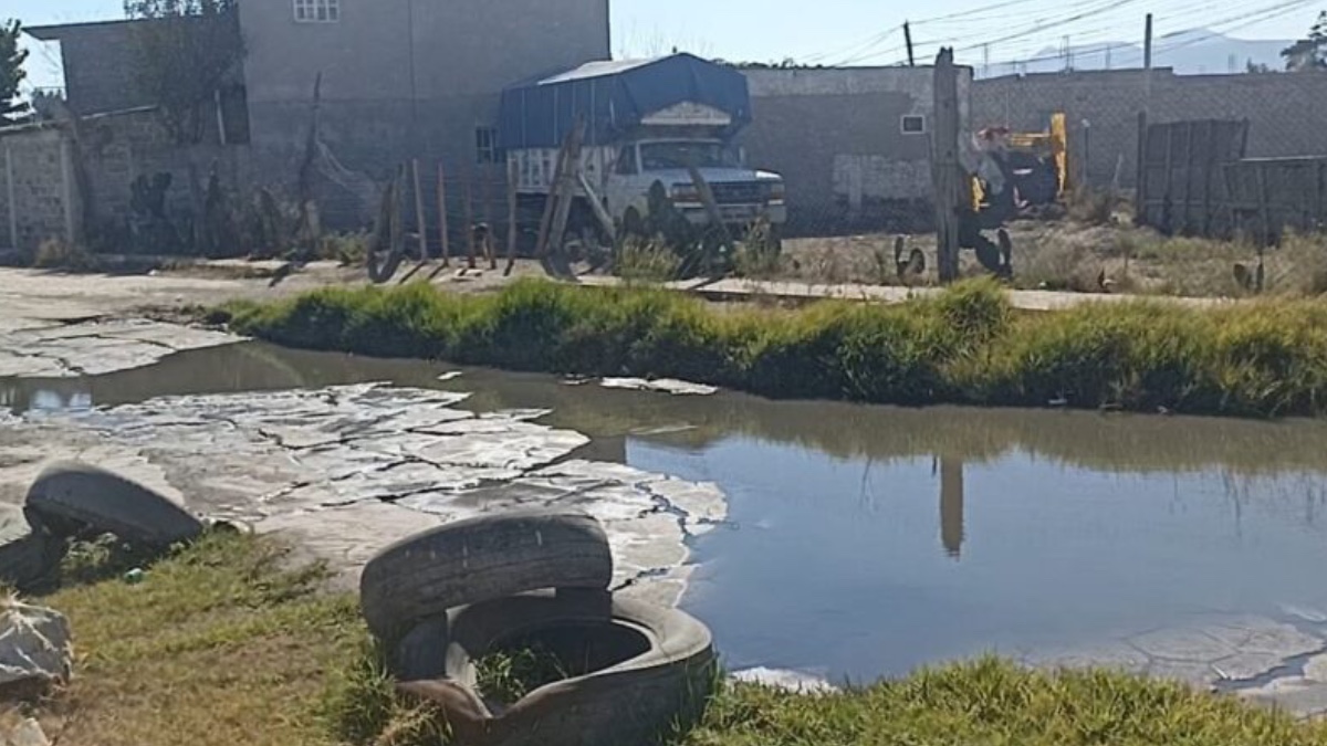 Aguas negras invaden avenida de Temamatla, alcalde prometió reparar fuga y nada