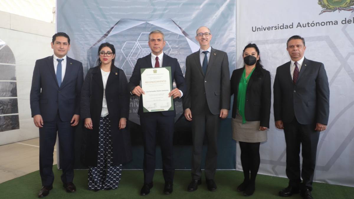 UAEM entrega a Fernando Vilchis reconocimiento al fortalecimiento universitario