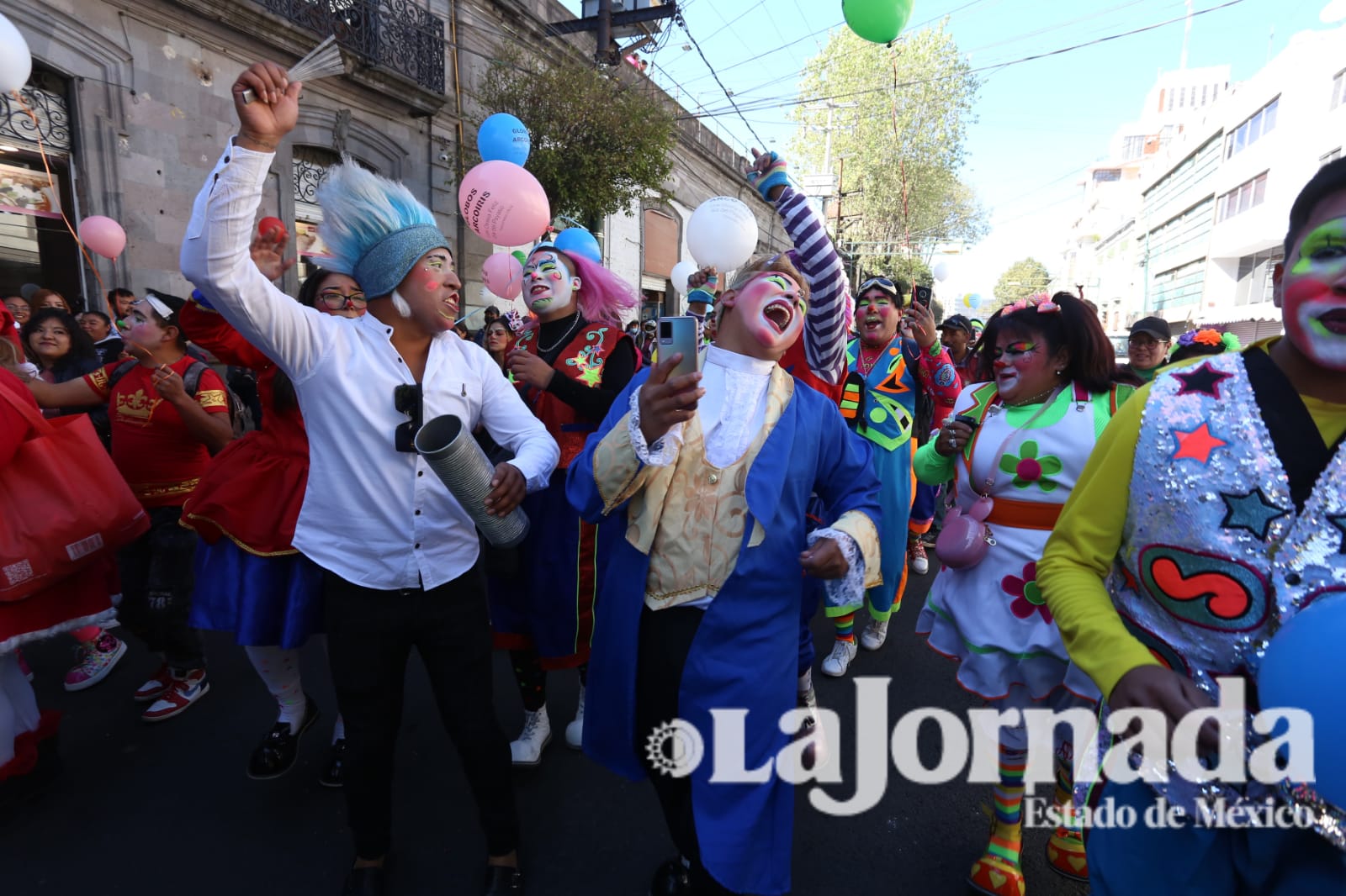 (VIDEO) Decenas de payasos desfilan por las calles de Toluca