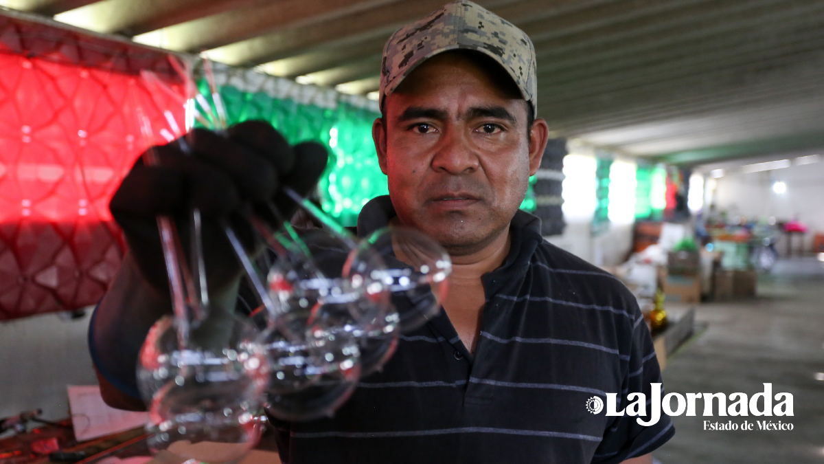 De albañil a hacedor de esferas de vidrio