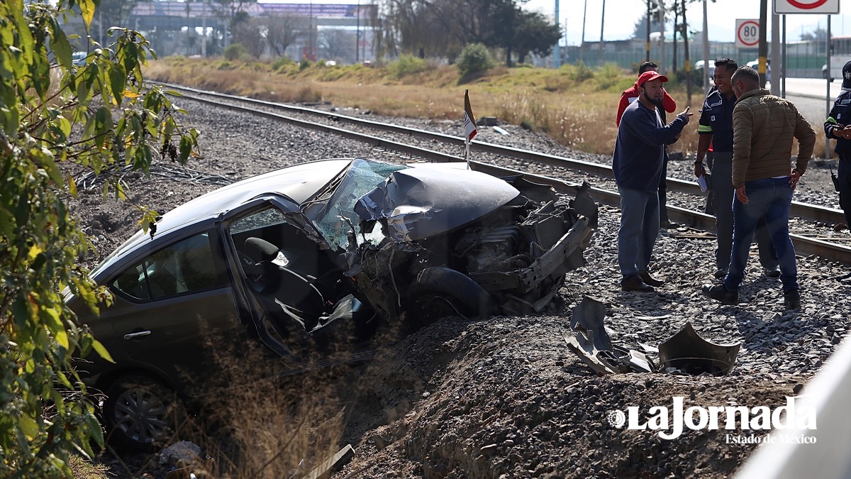 Auto quiso ganarle el paso al tren en la Toluca-Atlacomulco