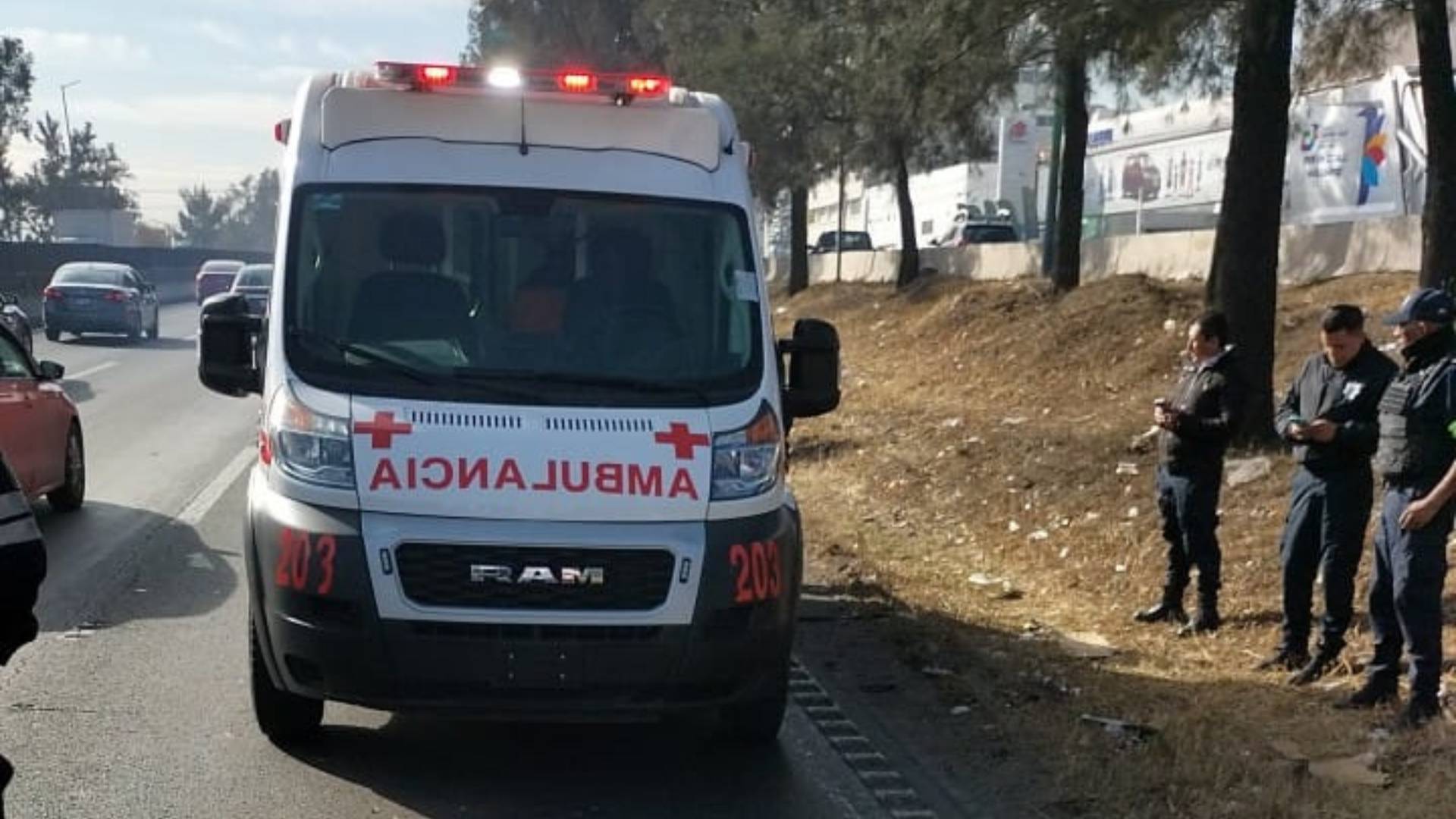 Motocicleta choca contra un vehículo en la México-Querétaro