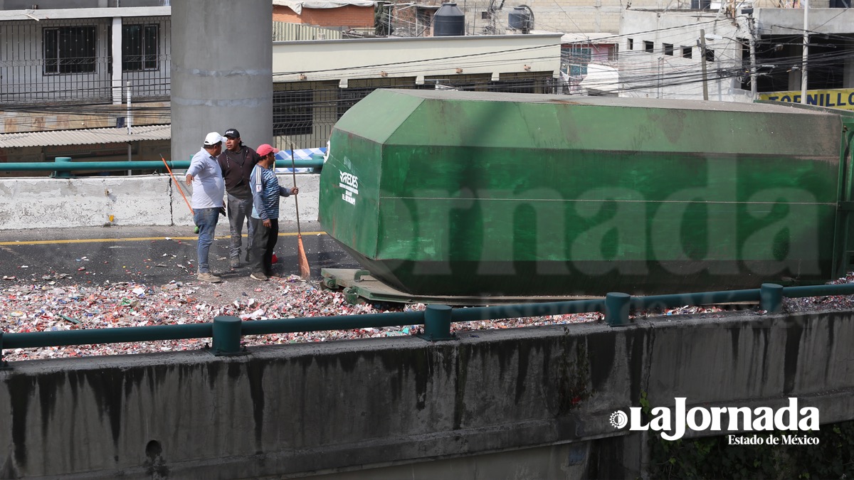 Contenedor de basura vuelca sobre Paseo Tollocan