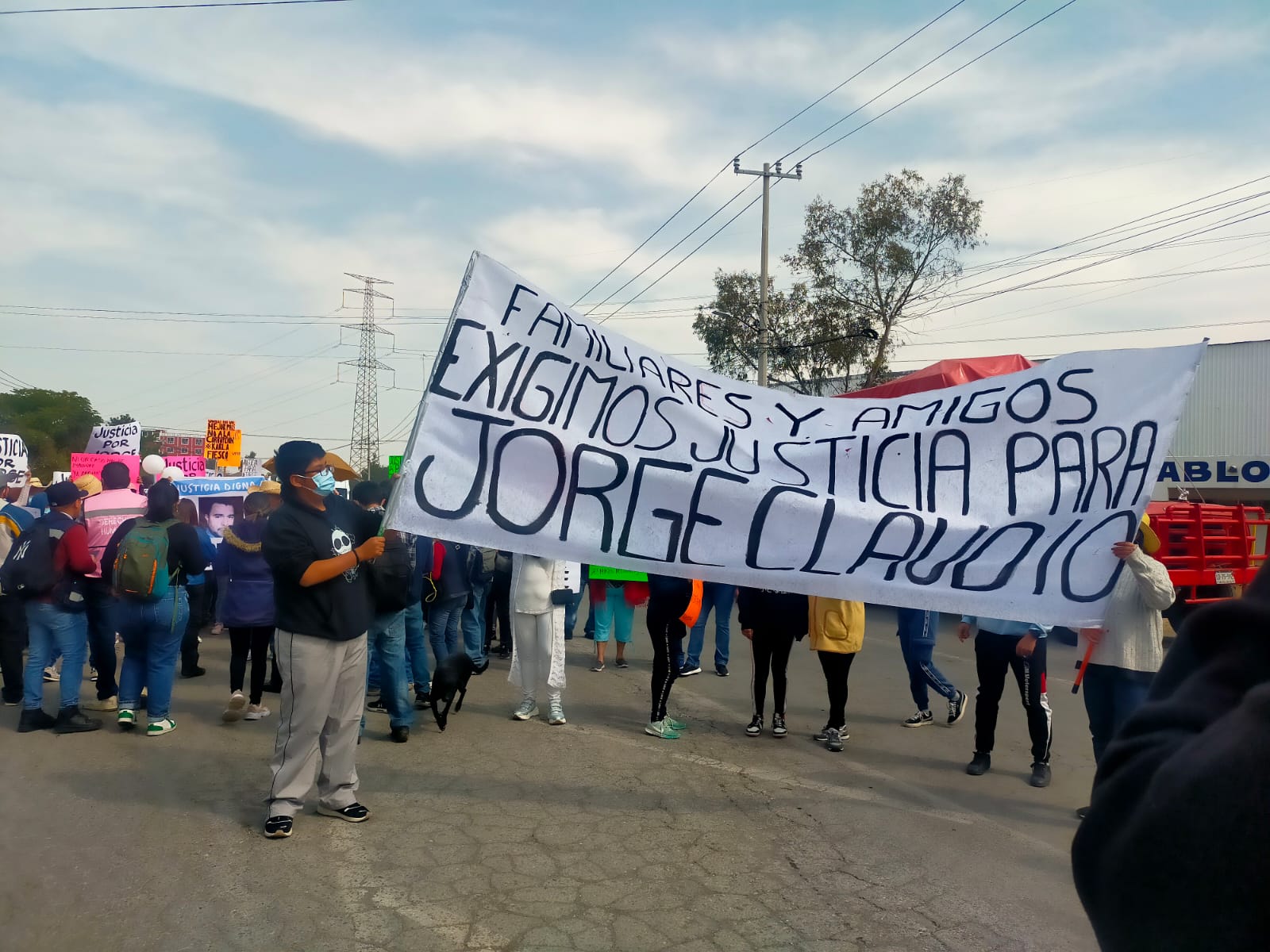 Exigen justicia para Jorge Claudio, familiares cerraron la México-Querétaro