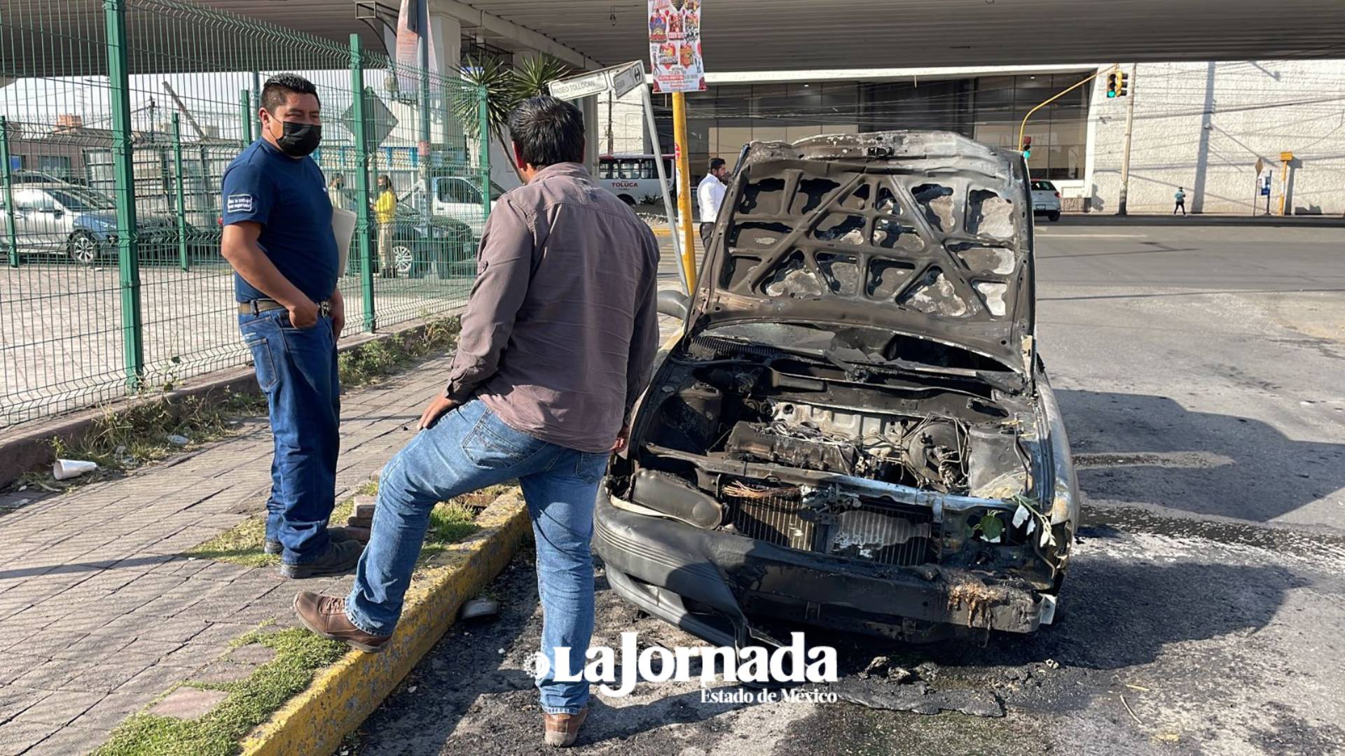 Auto se incendia en Paseo Tollocan y Urawa en Toluca