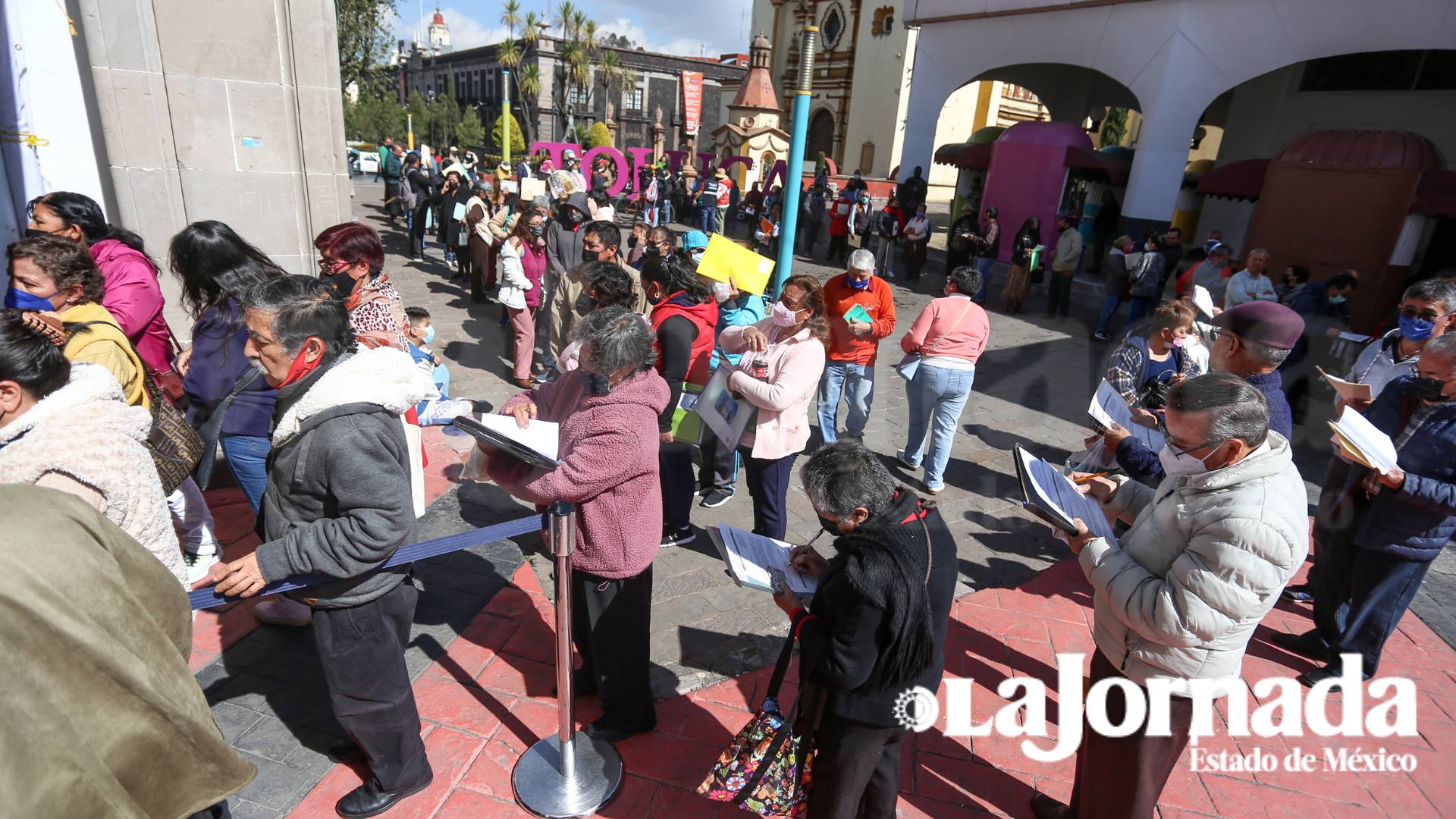 (VIDEO) Toluqueños hacen largas filas para pagar sus impuestos