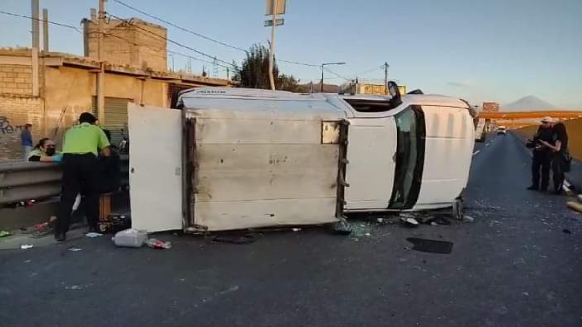 Deja choque y volcadura al menos cinco lesionados en autopista México-Puebla