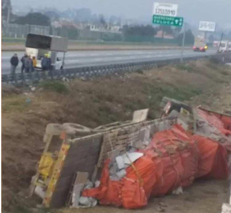 Tráiler se queda sin frenos sobre la México-Puebla