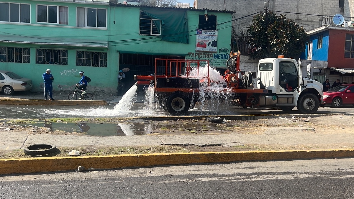 (VIDEO) Miles de litros desperdiciados por fuga de agua en Ecatepec