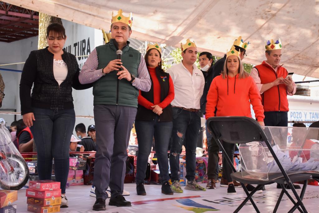 Llegan los Reyes Magos a Tlalnepantla; Tony Rodríguez entrega juguetes a niños y niñas