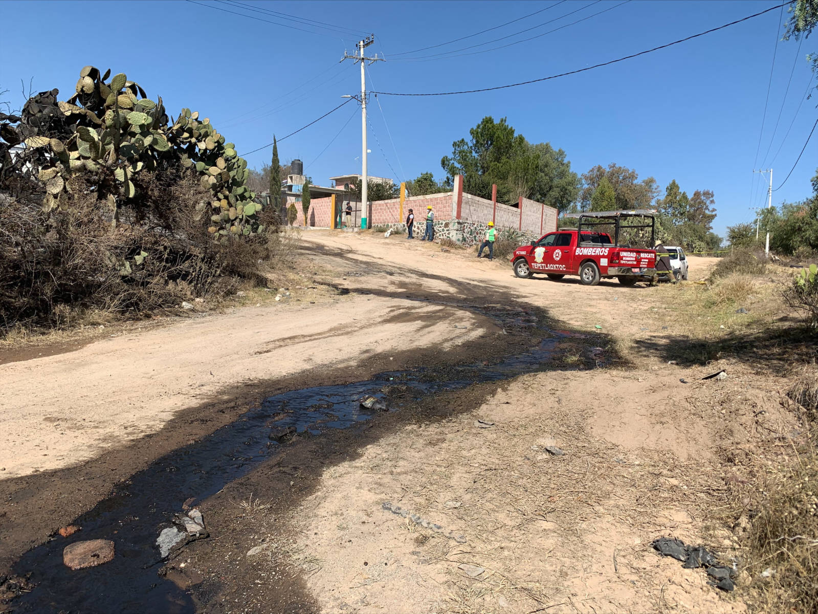 Aún no controlan incendio de llantas en San Martín de las Pirámides