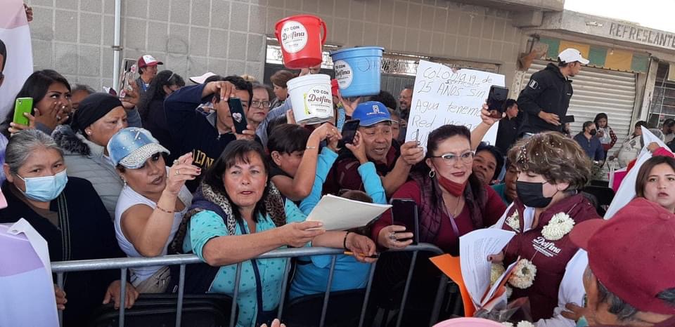 Habitantes de Ecatepec piden ayuda a Delfina Gómez para resolver el abasto de agua