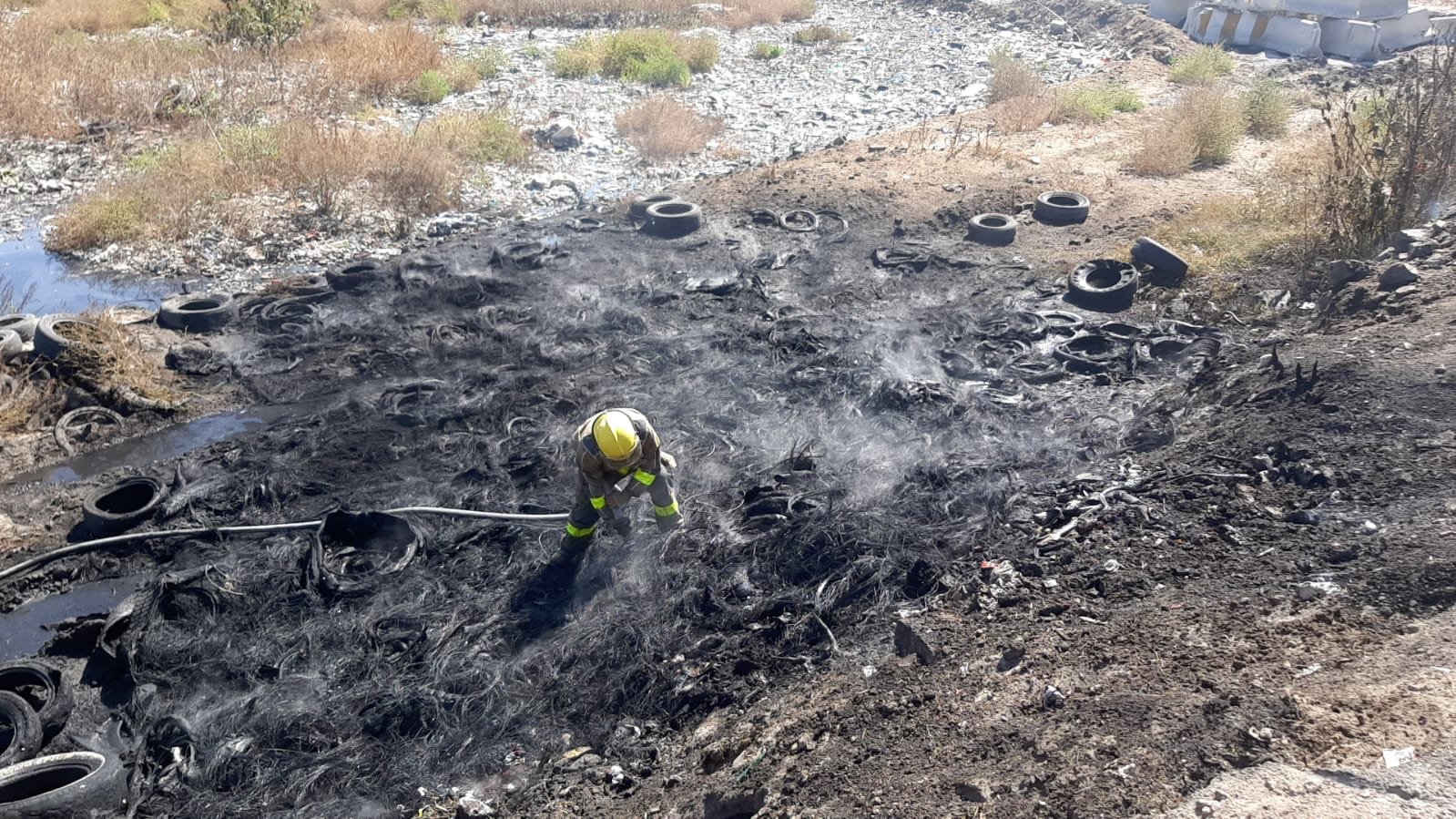 Reportan incendio de llantas en Tecámac