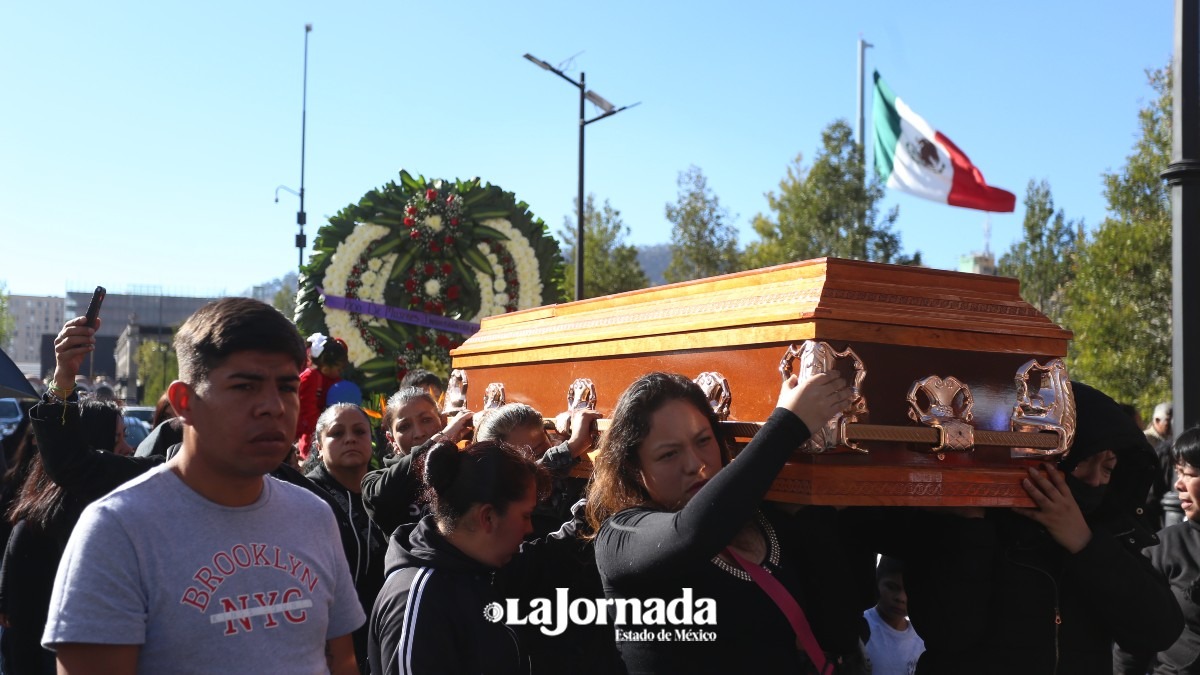 Familiares y amigos protestan con ataúd de Norma por su feminicidio