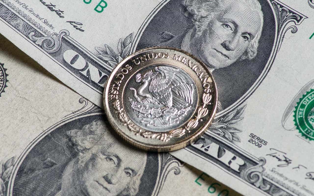 Peso mexicano se fortalece frente al dólar