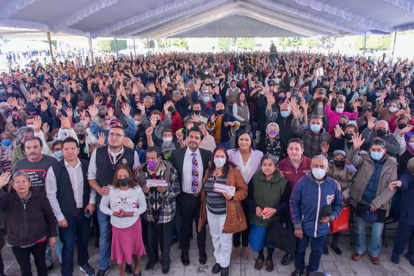 Entregan tarjetas de pensión en Nezahualcóyotl