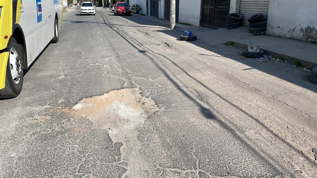 Denuncian abandono de calle entre Toluca y Metepec