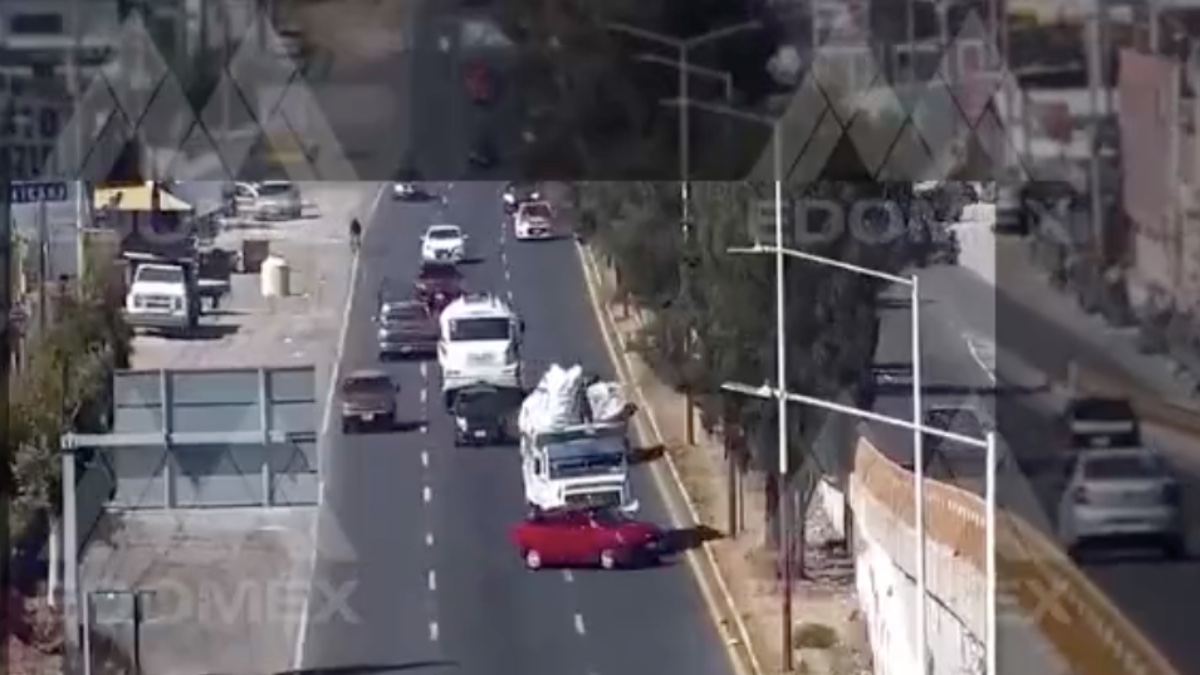 (VIDEO) Automóvil se impacta contra camión de basura y un joven cae desde la parte superior