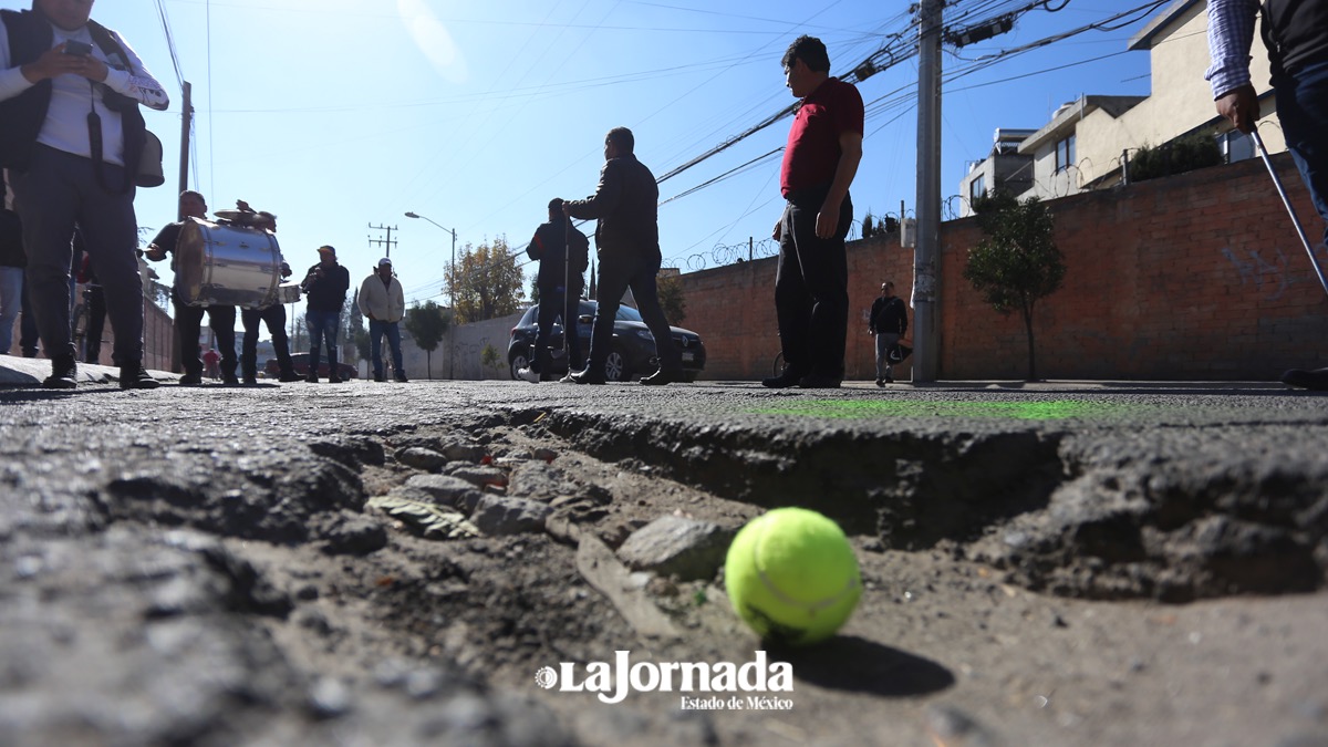 VIDEO | Juegan Golf en baches de San Lorenzo Tepaltitlán