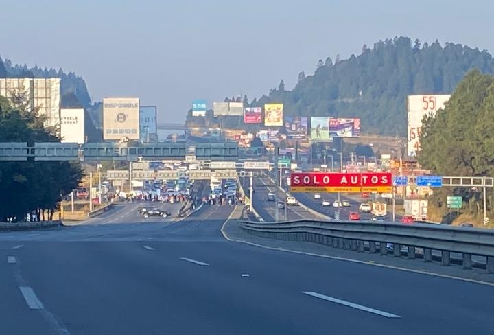 (VIDEO) Bloqueo total en la carretera México-Toluca