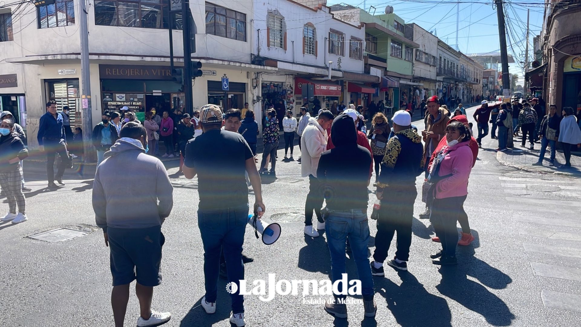 (VIDEO) Comerciantes bloquean calles del centro de Toluca